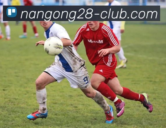 足球明星化身老头展现幽默风采引发球迷热议与欢笑